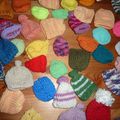 Voici les 96 premiers petits bonnets solidaires tricotés au profit de l'association des Petits Frères des Pauvres !