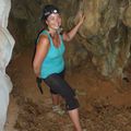 Sarah dans les grottes pres de Tha Khaek