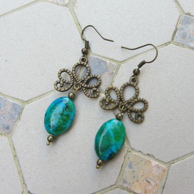 boucles bronze et turquoise, arabesque métal ciselée et perle ovale en pierre de Chrysocolla 