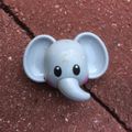 Un éléphant sur le trottoir