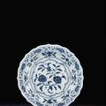 An early Ming blue and white small barbed-rim dish. Yongle period (1403-1425). 