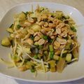 Pâtes chinoises aux courgettes, aux petits pois et aux cacahuètes