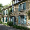 Un chat noir dans une pièce sombre