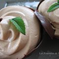 Mousse chocolat au lait-gingembre en coque de chocolat noir