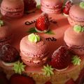 fraisier et macarons à la fraise