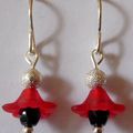 Boucle d'oreille fleur rouge