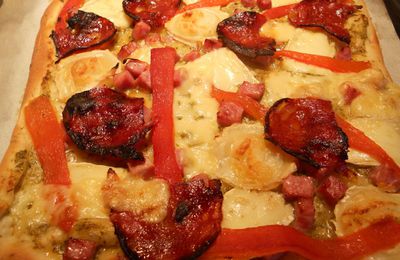 Pizza chorizo, jambon, poivron, chèvre et raclette