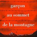 Le garçon au sommet de la montagne