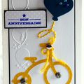 Carte d'anniversaire pour garçon avec vélo jaune et ballon bleu