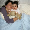 En la cama con mamá