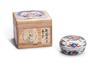A small wucai 'dragon and phoenix' box and cover, Mark and period of Wanli