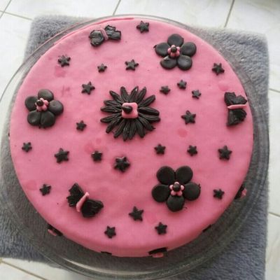 gateau avec decor de pate a sucre