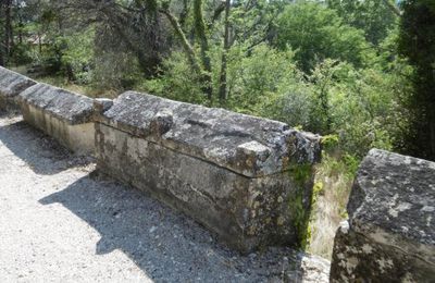 Les sarcophages de Mazan dans le Vaucluse