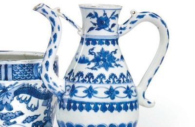 Verseuse en porcelaine bleu blanc, Chine, Epoque Transition, XVIIe siècle