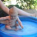 Plouf, un petit plongeon dans la piscine chez Papy et Mamie