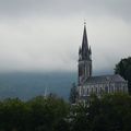 Une basilique, celle de Lourdes.