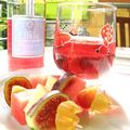 Brochettes de fruits aux bonbons, et limonade