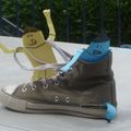 Chaussure mangeuse de lutins jaunes et bleus ou