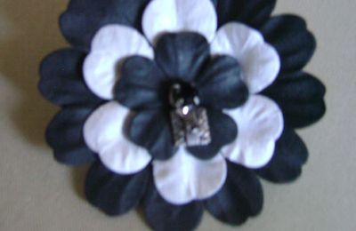 broche en tissu avec breloque 4 €