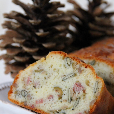 Cake aux Olives, Mini Saucissons, Graines de Courge et Tournesol