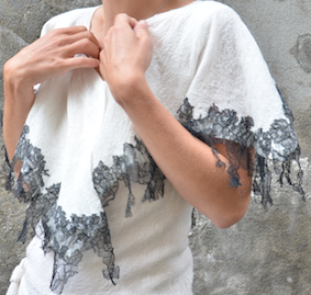cape dentelle tres fine mousseline de soie blanche, dentelle de calais noire et laine merinos blanche. Elle pèse 40 grammes.
