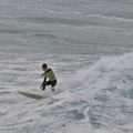 Surfeurs de Crozon dans les vagues de Lostmarc'h le 27 juin 2020 au matin