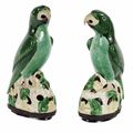 Paire de perroquets en céramique polychrome, XVIIIe siècle