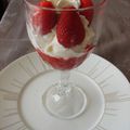 Gelée de fraises au basilic, mousse chocolat blanc et citron, fraises 