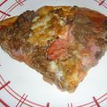 Pizza tomates, viande hachée, jambon, mozza