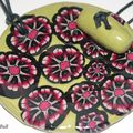 COL070 - Pendentif fimo fleurs rouges sur fond avocat