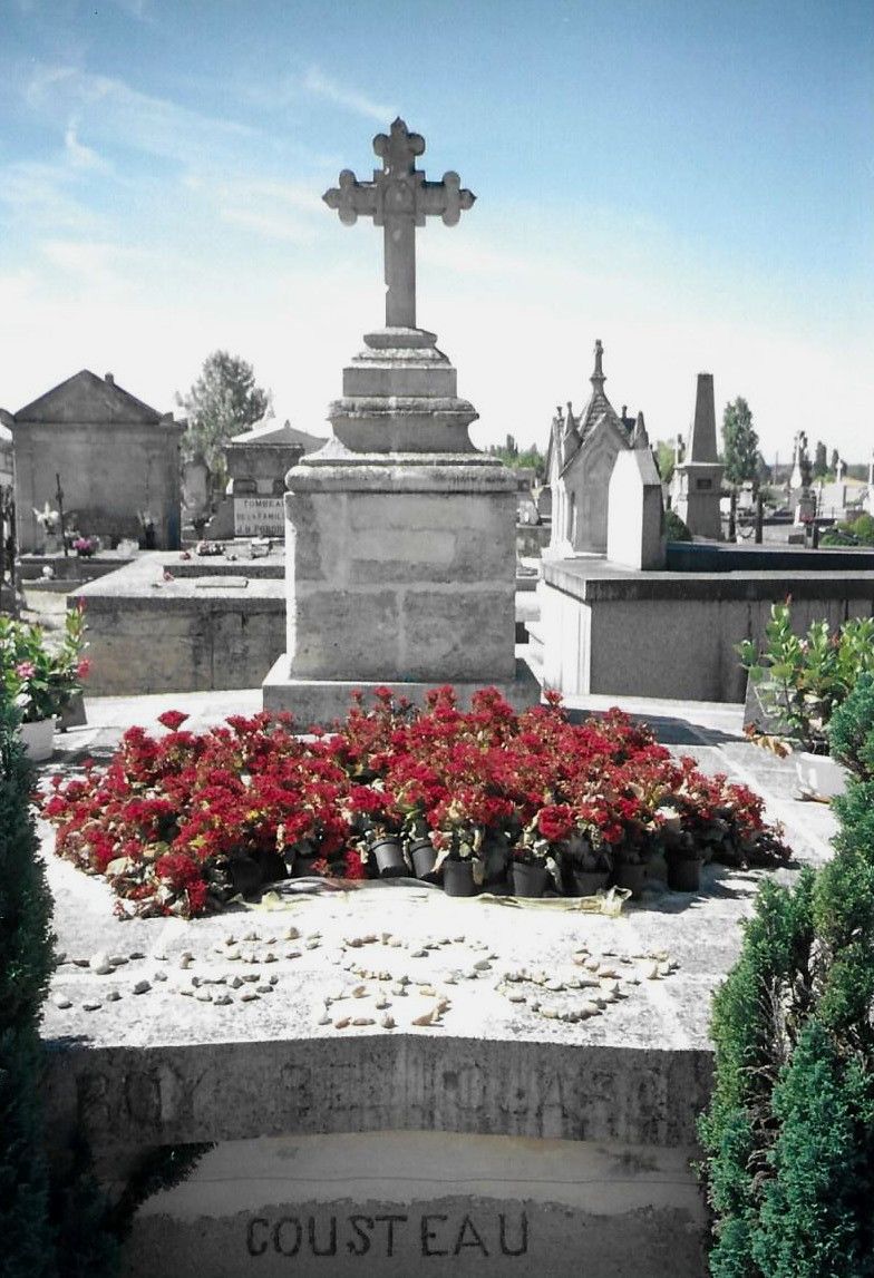 Saint-André-de-Cubzac, tombe de Cousteau (33)