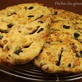 Fougasse aux olives, lardons et roquefort