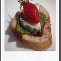 Croûton chèvre, fraise et basilic