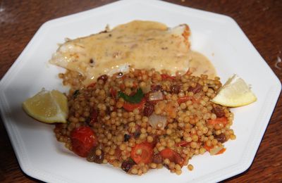 FILETS DE CABILLAUD, SAUCE CREME ET CITRON, ET LEUR COUSCOUS PERLE AUX CAROTTES, TOMATES CERISE ET RAISINS SECS