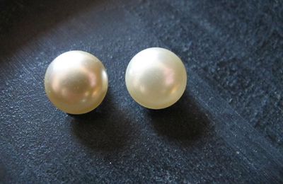 Boucles d'oreilles "perles plates",clip.Années 50.