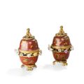 Pot couvert en porcelaine du Japon Imari et Paire de petits pots-pourris en laque rouge, bronze doré et fleurs de porcelaine 