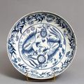 Plat à parois évasées légèrement arrondies, en porcelaine à décor en bleu sous couverte. Chine, période Ming, XVIe siècle.