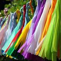 DIY : la guirlande de tassels en papier crépon, l'alternative économique du papier de soie