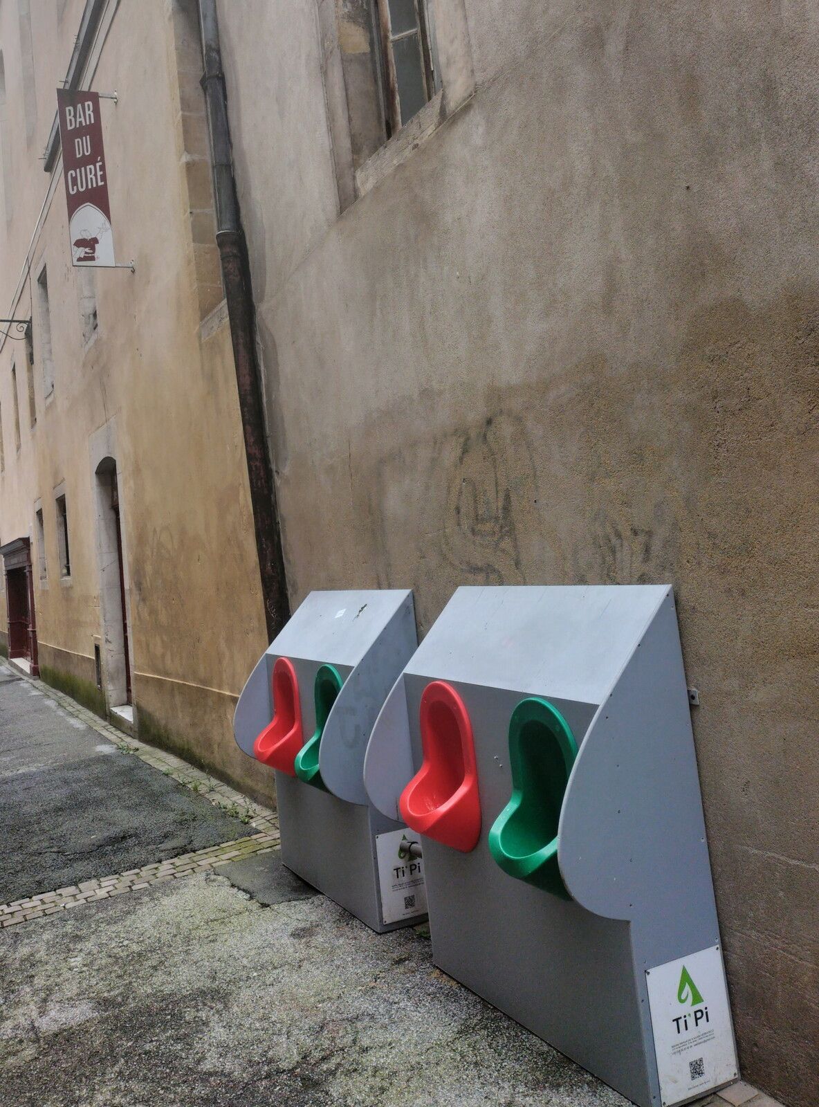 Bayonne, urinoirs de fêtes, rue Gosse (64)