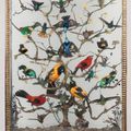 Buisson d'oiseaux exotiques naturalisés, contenu dans une vitrine à double face en bois de placage. Fin du XIXe siècle.