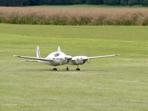 Le Rutan Boomerang, bimoteur RC dissymétrique.