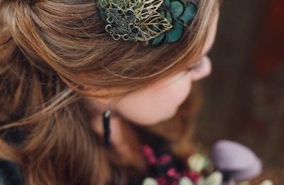 Le fascinator "Forêt" : tissu jaquard et plumes vertes de faisan.