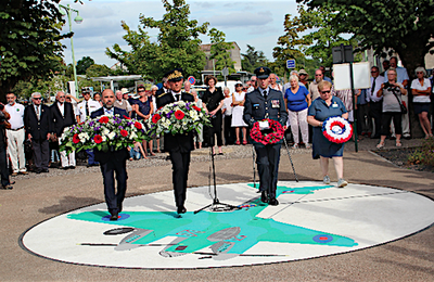 HOMMAGE A MAC REA ET FLETCHER DEUX AVIATEURS BRITANNIQUES MORTS A JONZAC LE 6 AOUT 1944