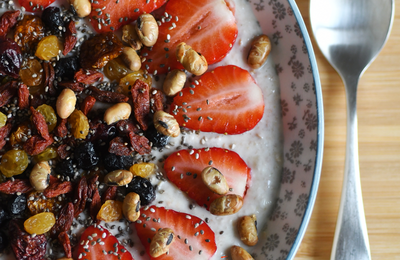 Crème Budwig, fraises & graines de soja grillées.