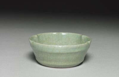 Washer with hibiscus-shaped rim in celadon glaze, Longquan ware, Southern Song dynasty, 13th century