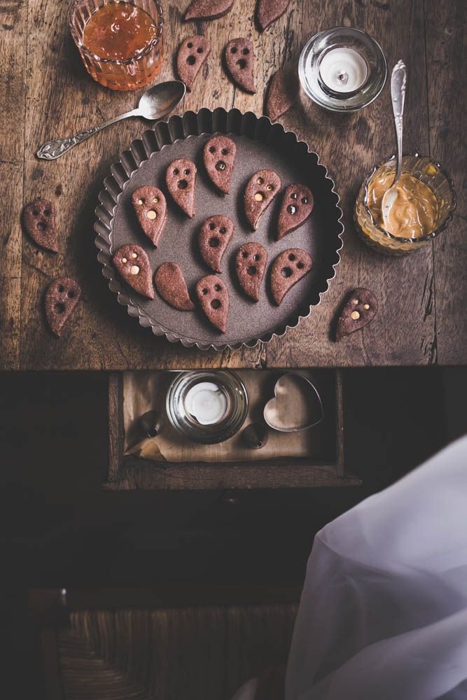 biscuits fantomes, halloween, biscuits au chocolat, facile, beurre de cacahuètes, pâte à tartiner, confiture
