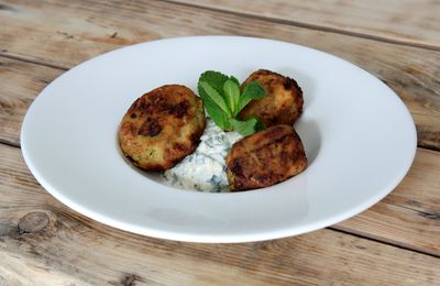 Boulettes de pois chiche & courgette, sauce yaourt pomme-menthe