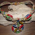 Collier lin et pendentif roue en perles indiennes multicolores