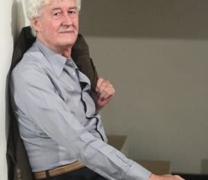 Felix Grande (1937 – 2014) : « S’asseoir ici ... » / « Sentarse aquí ... »