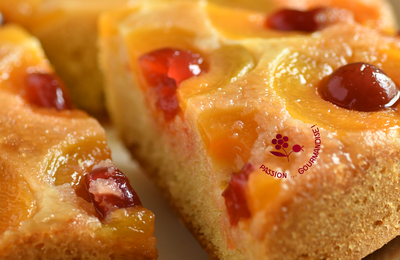 GÂTEAU RENVERSÉ AUX ABRiCOTS & CERiSES CONFiTES